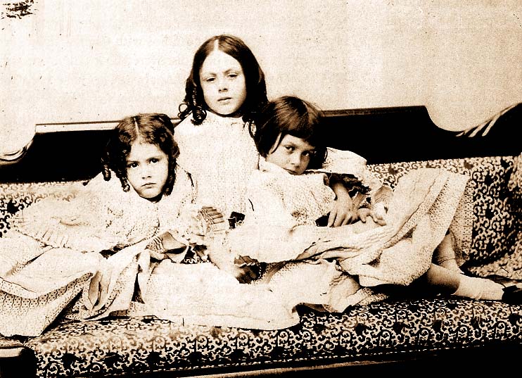 Alice Liddell (jobb szél) és nővérei 1859, fotós Lewis Carroll