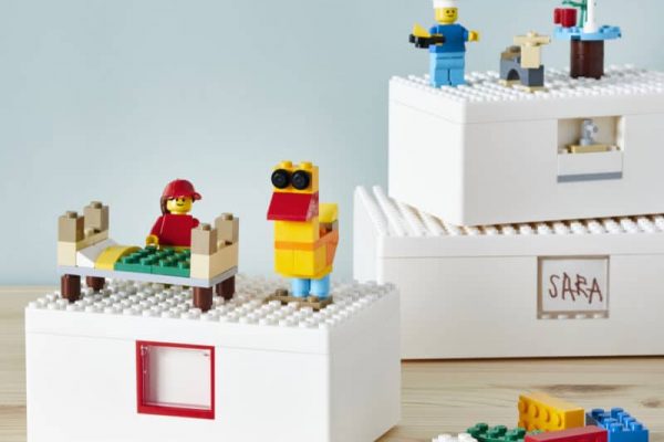 Az Ikea és a Lego nemrégiben bejelentette a Bygglek tárolódobozok érkezését, amelyek Lego elemekkel vannak felszerelve, így lehetővé teszik, hogy közvetlenül a felületükre építsék meg a gyerekek fantasztikus terveiket. Minden álmunk teljesül: tárolás és játék egy helyen.