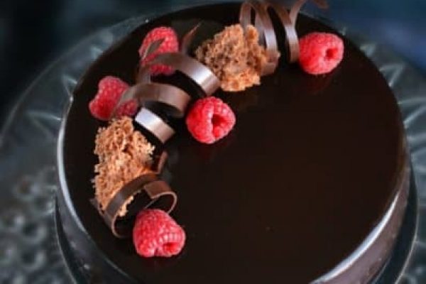 Tükörfényes málna-csoki mousse torta és némi jellemrajz