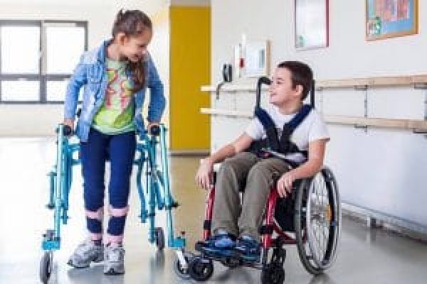 Játékos programokkal hozta közelebb az egészséges tanulókat fogyatékos társaikhoz a KézenFogva Alapítvány