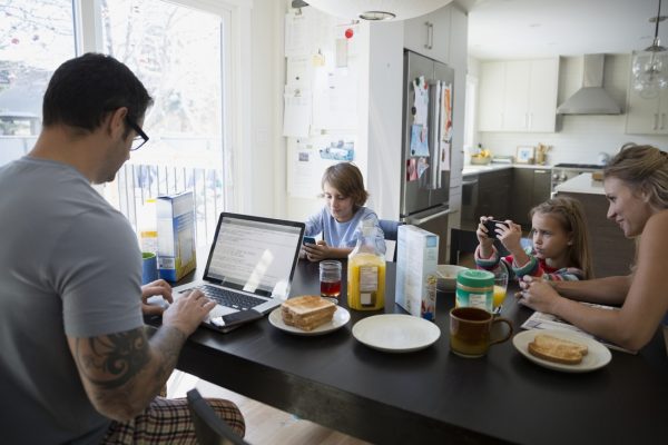 Családok a wifi fogságában – avagy így lehetsz elég jó digitális szülő