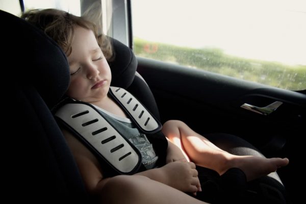 Autóban megfulladt gyerekek – alapszabályok kánikulára felelős felnőtteknek