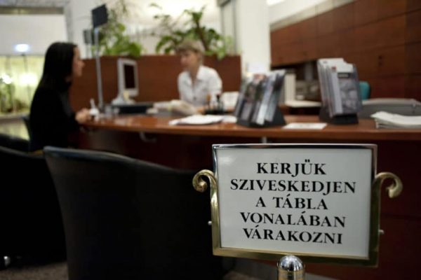 Budapest, 2011. december 2.
Egy ügyfél intézi banki ügyeit az MKB Bank Váci utcai fiókjában, Budapesten.
MTI Fotó: Marjai János