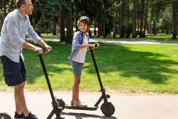 Gyermekek szállítása rolleren és biciklin: Szigorúbb szabályozásra van szükség?