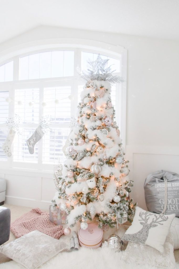 fehér bolyhos karácsonyfa