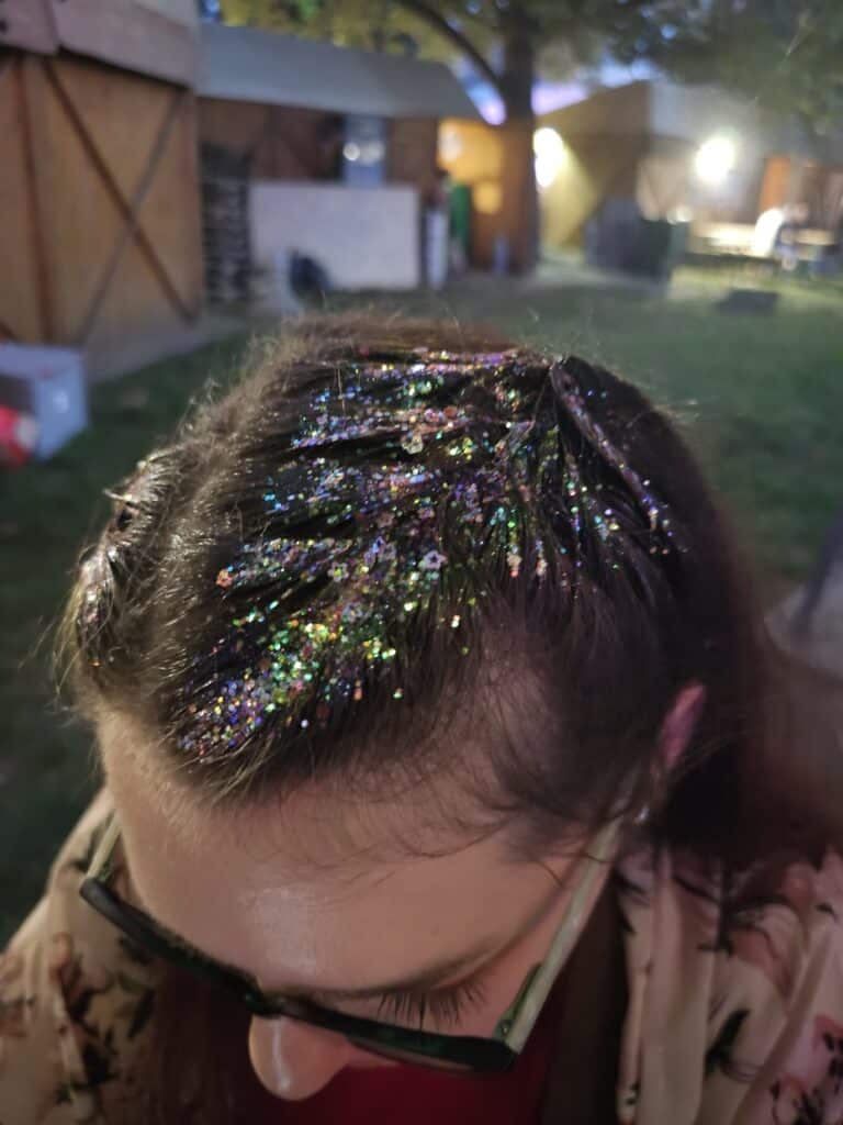 A glitter hair trend