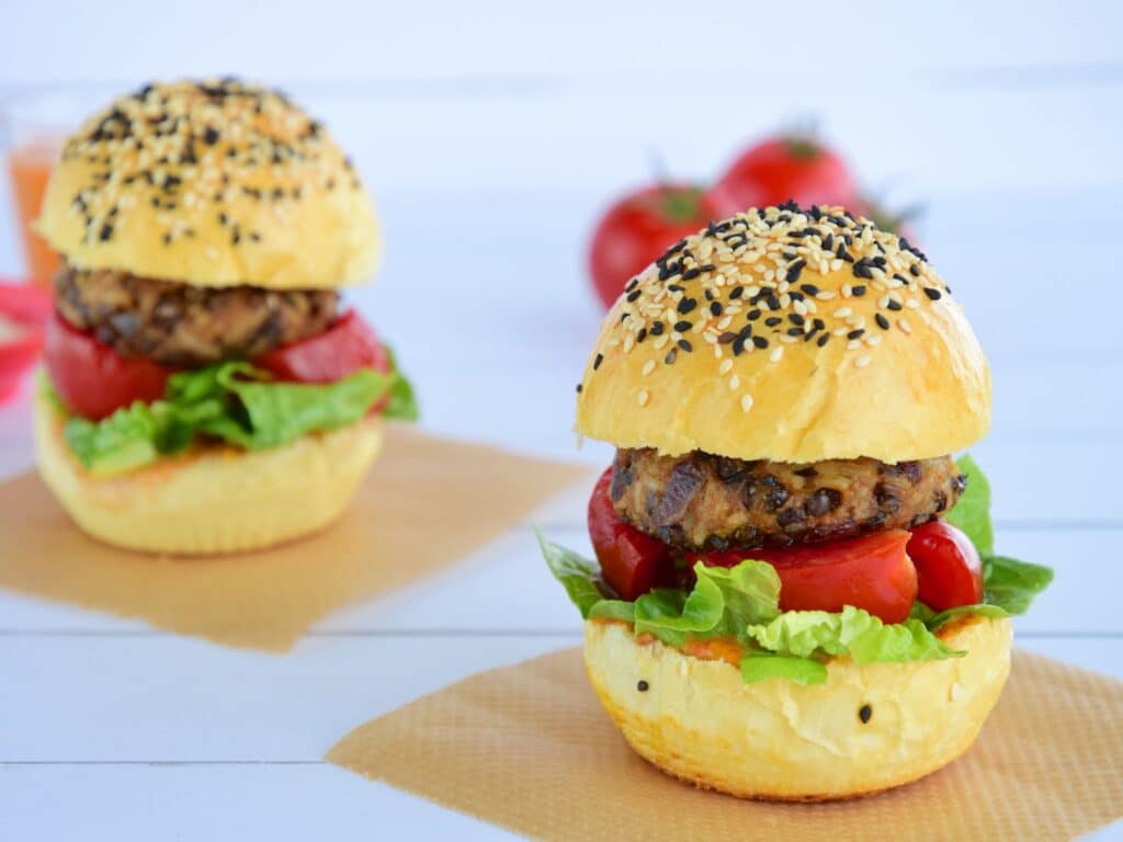 Fűszeres lencsegrillpogácsa buciban