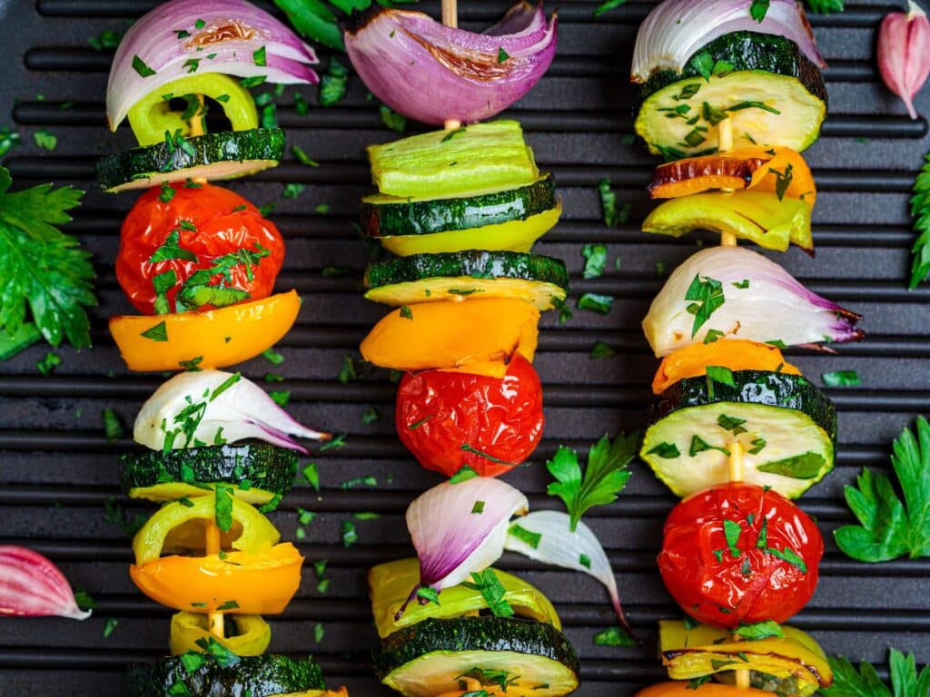 1. Grillezett zöldséges nyárs füstös tahinis mártogatóval