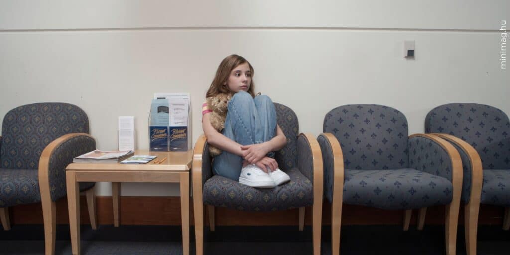 Gyermekorvosi vizsgálat közben az orvos és a kisgyerek bizalmat épít.