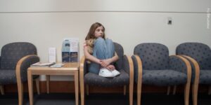 Gyermekorvosi vizsgálat közben az orvos és a kisgyerek bizalmat épít.