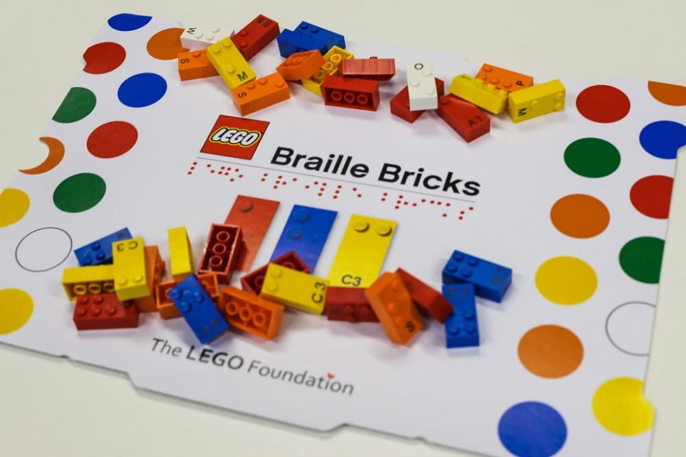 Braille-írásra tanítja a gyerekeket a LEGO újdonsága