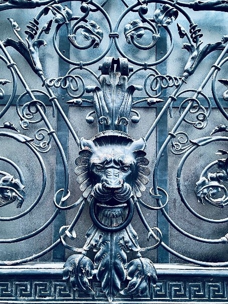Oroszlánfejes páva ajtó
