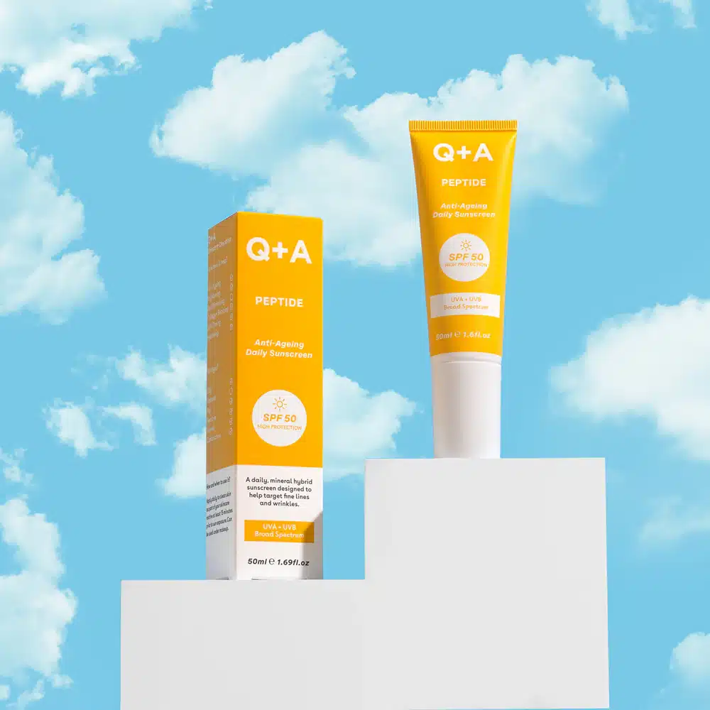 Q+A Peptide védőkrém az egész arcra SPF 50