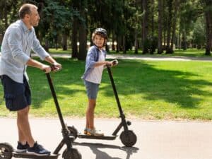 Gyermekek szállítása rolleren és biciklin: Szigorúbb szabályozásra van szükség?