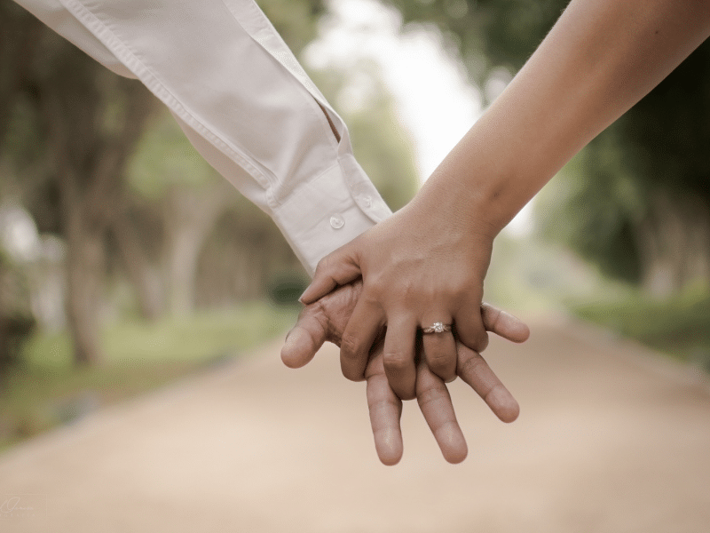 házasár kéz a kézben